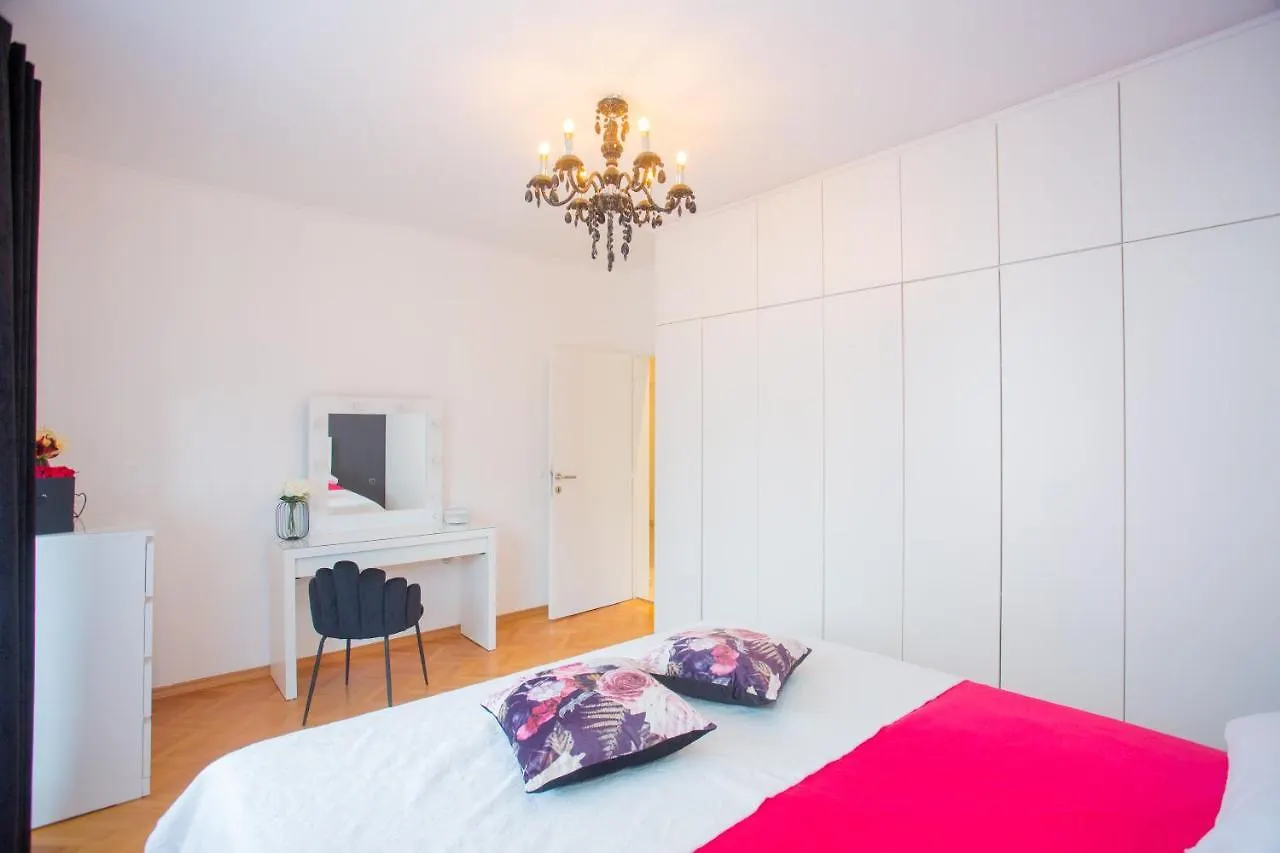 *** Konukevi Luxury Villa Vibrass Split Hırvatistan